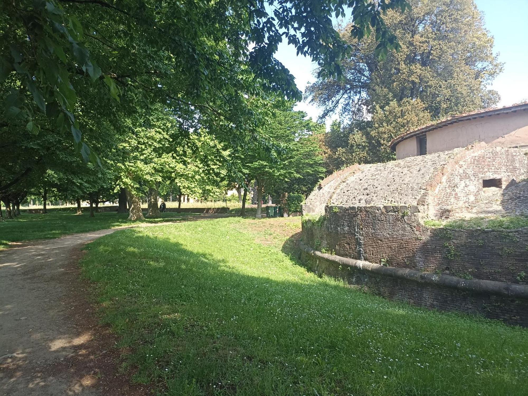 Gem In The City Center Of Lucca With Air Conditioning - Exclusive Ground Floor House Inside The Walls Close To Botanical Garden And Piazza San Martino Villa Esterno foto