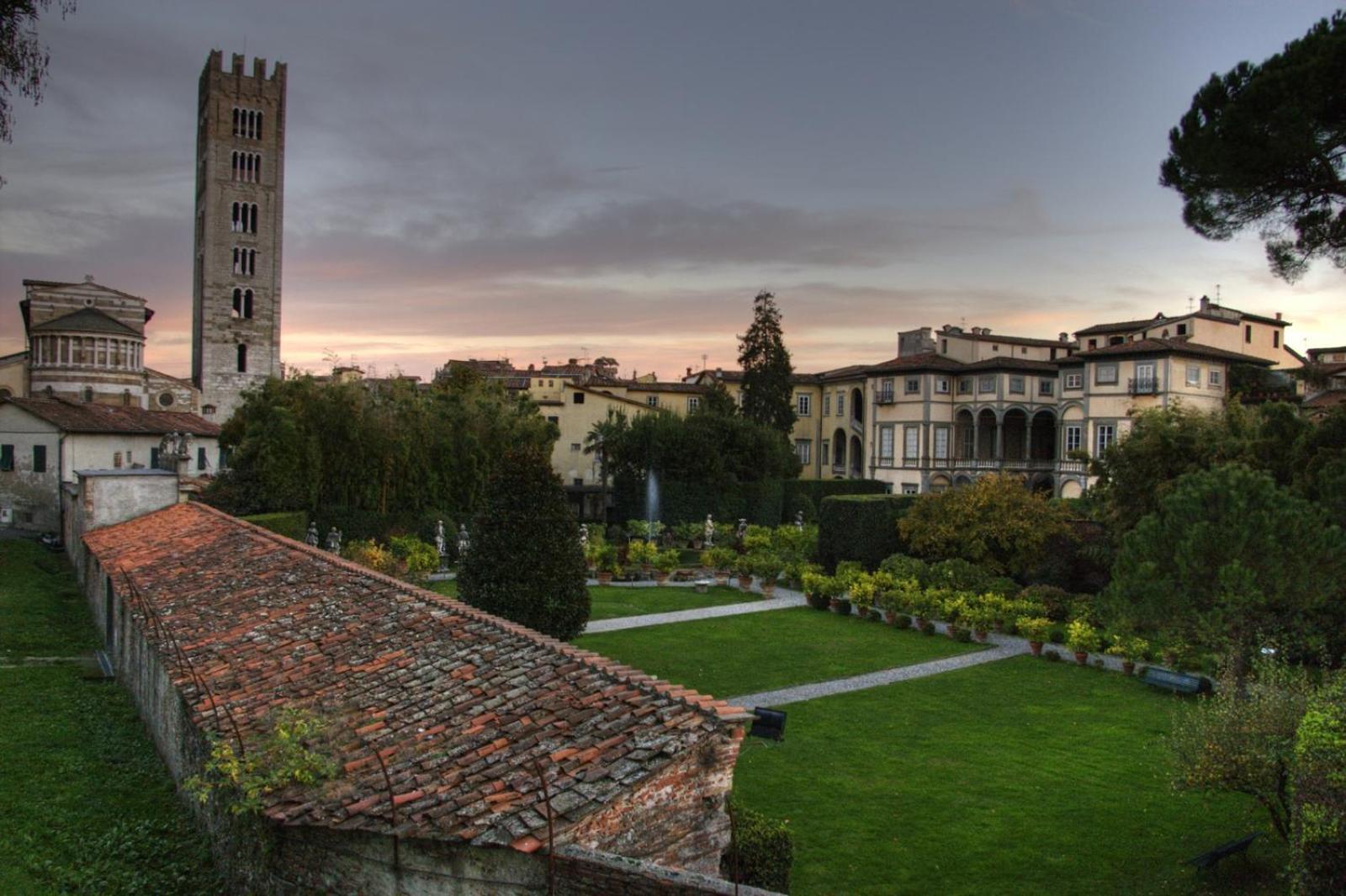 Gem In The City Center Of Lucca With Air Conditioning - Exclusive Ground Floor House Inside The Walls Close To Botanical Garden And Piazza San Martino Villa Esterno foto